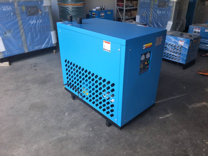 打開空氣開關，接通電源指示燈POWER（紅燈）亮